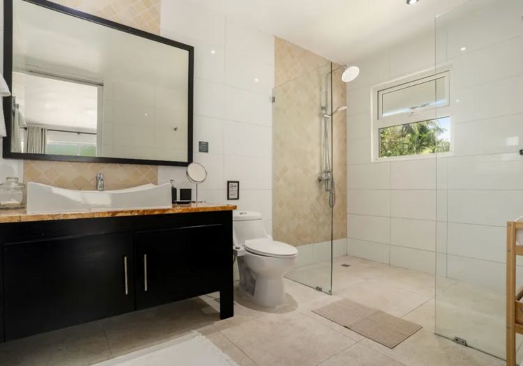villa bathroom 2
