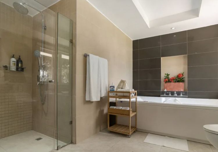 villa bathroom